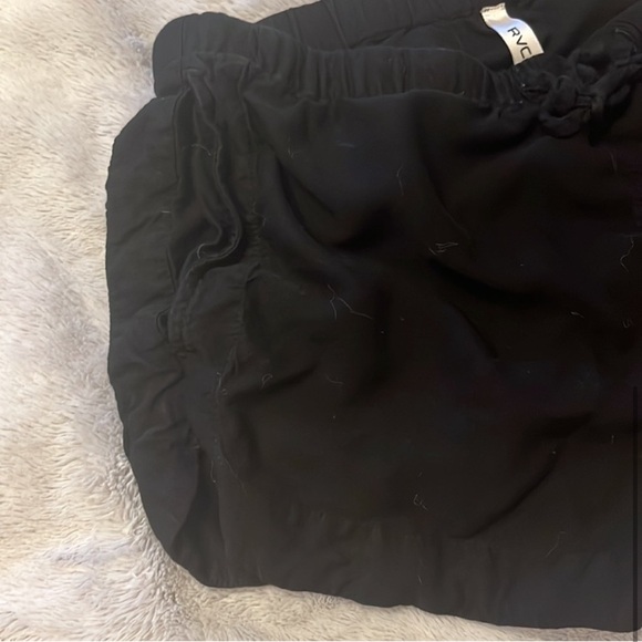 Black size large RVCA shorts with pockets - Picture 6 of 6